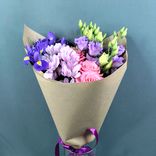 Фото флориста 1: Букет из роз, ирисов, хризантемы, лизиантусов в крафте