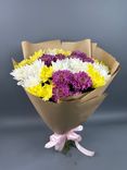Фото флориста 1: Букет из 15 кустовых хризантем микс в крафте