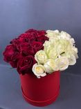 Фото флориста 1: Букет из белых и красных роз «Моя вторая половинка»