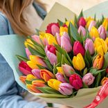 Маленькое фото 2: Яркий микс из 50 разноцветных тюльпанов в дизайнерской бумаге. Сервис доставки цветов AzaliaNow