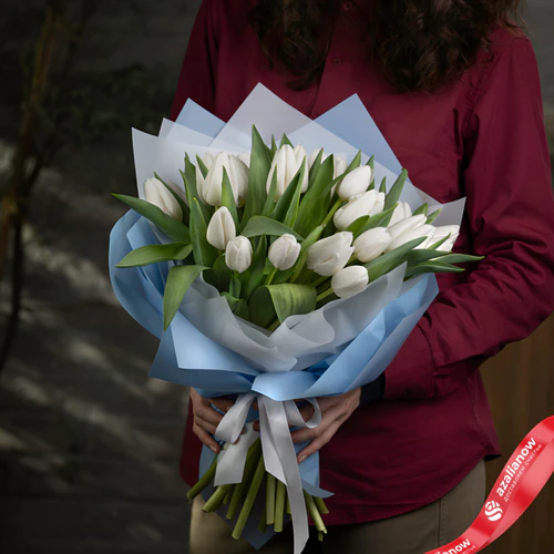 Фото 2: Букет из 21 белого тюльпана в голубой и белой упаковке. Сервис доставки цветов AzaliaNow