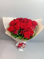 Акция! Букет из 29 красных роз в крафте. Фото флориста - 1
