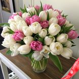 Маленькое фото 1: Букет из 45 пионовидных белых и розовых тюльпанов, Голландия. Сервис доставки цветов AzaliaNow