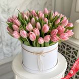 Маленькое фото 1: Букет из 35 розовых тюльпанов в белой коробке. Сервис доставки цветов AzaliaNow