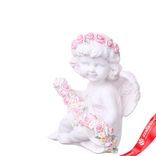 Маленькое фото 2: Сувенир «Ангел с гирляндой из роз» (полирезин), 11x9,5x7см, белый/розовый/желтый