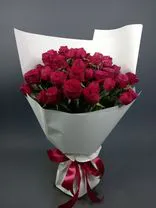 Фото флориста 1: Букет из 9 кустовых пионовидных красных роз