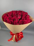 Фото флориста 1: Букет из 51 красной розы в крафте