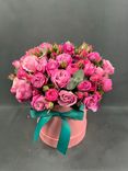 Фото флориста 1: Букет из 9 кустовых пионовидных розовых роз в шляпной коробке