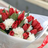 Маленькое фото 3: Букет из 24 красных тюльпанов и 9 белых гвоздик в белой пленке с лентой. Сервис доставки цветов AzaliaNow