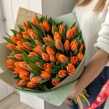 Маленькое фото 1: 50 оранжевых тюльпанов с рускусом в стильной упаковке. Сервис доставки цветов AzaliaNow