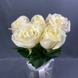 Фото флориста 1: Букет из 5 белых роз с лентой, 40см, Россия