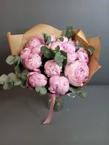 Букет из 15 ярко-розовых пионов с эвкалиптом в крафте. Фото флориста - 0