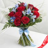 Маленькое фото 1: Букет из 10 красных роз и 7 синих ирисов с лентой