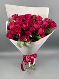Фото флориста 1: Букет из 9 кустовых пионовидных красных роз