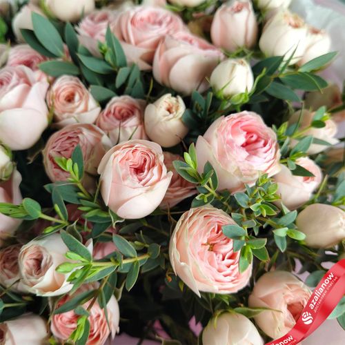 Фото 5: Букет из 29 розовых пионовидных роз с эвкалиптом