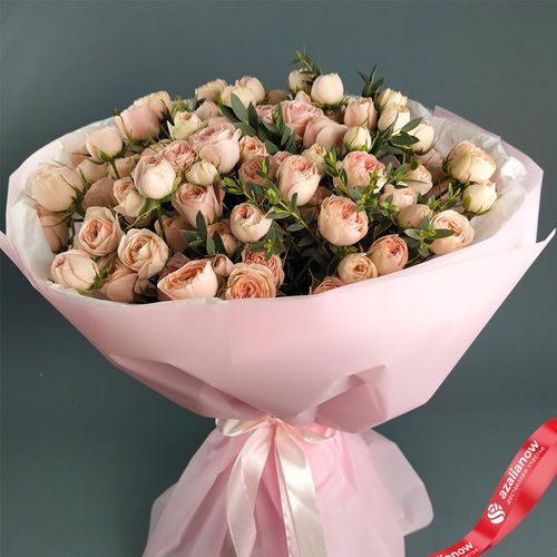 Букет из 29 розовых пионовидных роз с эвкалиптом