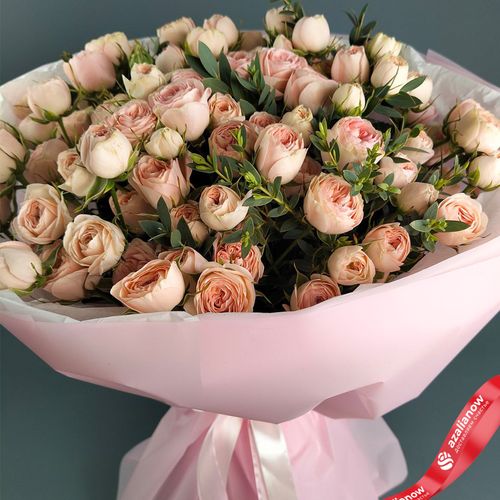 Фото 4: Букет из 29 розовых пионовидных роз с эвкалиптом