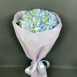 Фото флориста 1: Букет из голубой гортензии в фиолетовой пленке