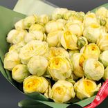 Маленькое фото 4: Букет из 25 желтых кустовых пионовидных роз, «Пиони Баблс» в пленке
