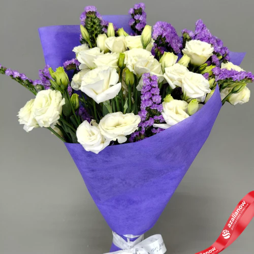 Фото 2: Букет «Сказка» из 10 эустом и 5 статиц в фетровой упаковке, 60 см