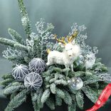 Маленькое фото 2: Новогодняя композиция «Еловые ветки с оленем», D 50 см x H 40 см