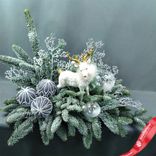 Маленькое фото 1: Новогодняя композиция «Еловые ветки с оленем», D 50 см x H 40 см