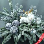 Маленькое фото 3: Новогодняя композиция «Еловые ветки с оленем», D 50 см x H 40 см