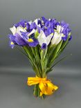 Фото флориста 1: 18 белых и 17 фиолетовых ирисов