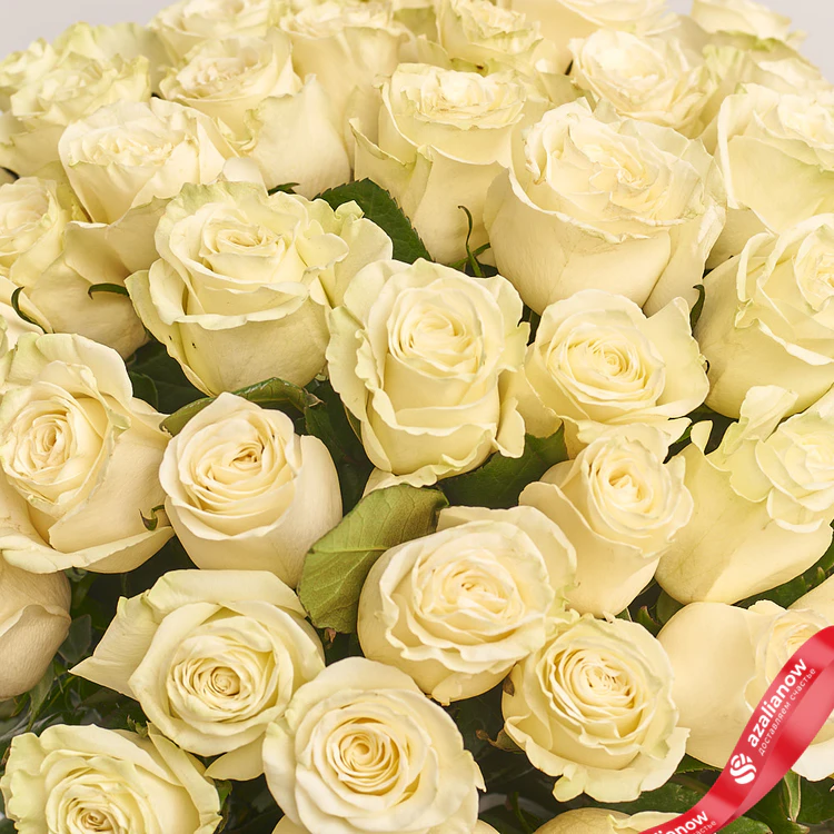Фото 3: Букет из 51 белой розы в розовой упаковке. Сервис доставки цветов AzaliaNow