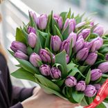 Маленькое фото 2: Весенний поцелуй: 50 лавандовых тюльпанов с зеленью. Сервис доставки цветов AzaliaNow