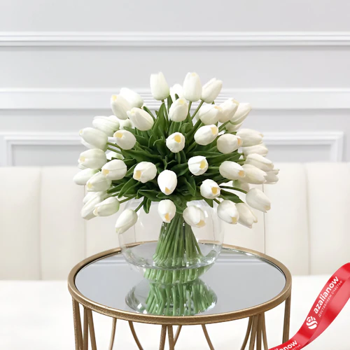 Фото 1: Букет из 60 белых тюльпанов в упаковке. Сервис доставки цветов AzaliaNow