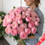Маленькое фото 1: Букет из 35 пионовидных розовых роз, 50 см, Эквадор. Сервис доставки цветов AzaliaNow