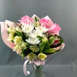 Фото флориста 2: Букет из 5 альстромерий, 3 роз и хризантемы «Заколдованный сад»