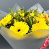 Маленькое фото 3: Букет из 10 желтых гербер и 9 альстромерий в прозрачной пленке