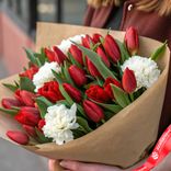Маленькое фото 1: Букет из 26 красных тюльпанов и 5 белых гвоздик в крафте. Сервис доставки цветов AzaliaNow