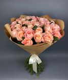 Фото флориста 1: Букет из 35 розовых роз в крафте, 70 см, Россия