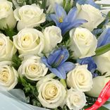 Маленькое фото 3: Букет из 20 белых роз и 9 синих ирисов в пленке