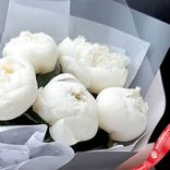 Маленькое фото 3: Букет из 5 белых пионов «Пломбир». Сервис доставки цветов AzaliaNow