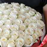 Маленькое фото 3: Букет из 51 белой розы в красной коробке, 40 см, Россия. Сервис доставки цветов AzaliaNow