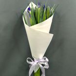 Фото флориста 3: Букет из 15 синих ирисов в белой бумаге «Из чего же, из чего же»