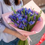 Маленькое фото 1: Букет из 35 синих ирисов в розовой бумаге. Сервис доставки цветов AzaliaNow