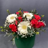 Фото флориста 1: Букет из коралловых роз и белых гербер «Я буду жить для тебя»