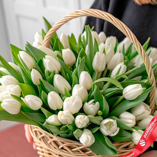 Фото 2: Букет из 47 белых тюльпанов в корзине