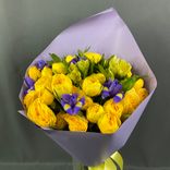 Фото флориста 5: Букет из 9 пионовидных роз, 5 ирисов и 3 альстромерий в сиреневой пленке