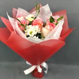 Фото флориста 1: Букет из 6 коралловых роз, 2 хризантем и фисташки «Чувственность»