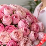 Маленькое фото 3: Букет из 39 пионовидных розовых роз, 50 см, Эквадор. Сервис доставки цветов AzaliaNow