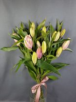 Фото флориста 2: Букет из 5 розовых лилий «Камелия»