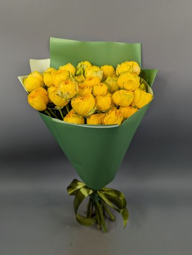Фото флориста 1: Желтые пионовидные розы