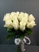 Фото флориста 2: Букет из 19 белых роз без упаковки