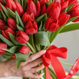 Маленькое фото 3: Букет из 45 красных тюльпанов с красной лентой